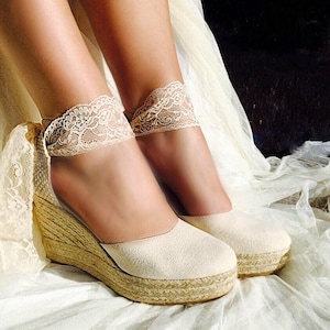 Coins de mariée, BEVERLY Lace Ivory Platform Wedge Lace Up, Espadrilles de mariée, chaussures de mariage confortables, chaussures de demoiselles dhonneur, sandales de mariée 10 CM / 4 INCHES