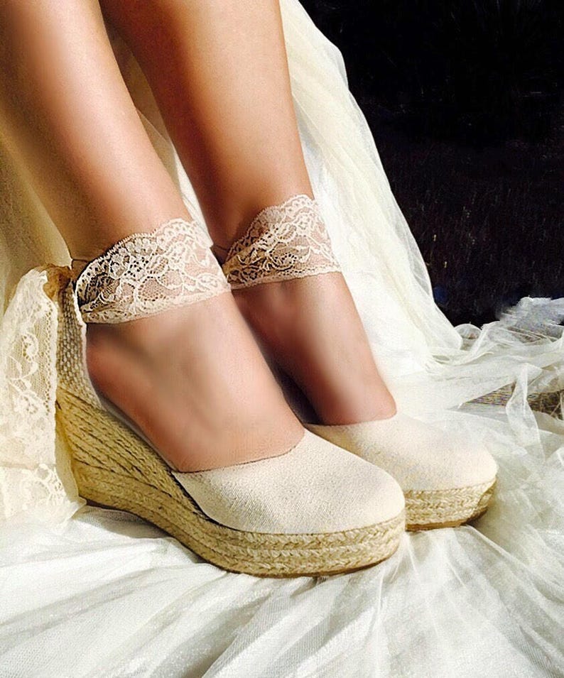 Coins de mariée, BEVERLY Lace Ivory Platform Wedge Lace Up, Espadrilles de mariée, chaussures de mariage confortables, chaussures de demoiselles dhonneur, sandales de mariée 10 CM / 4 INCHES