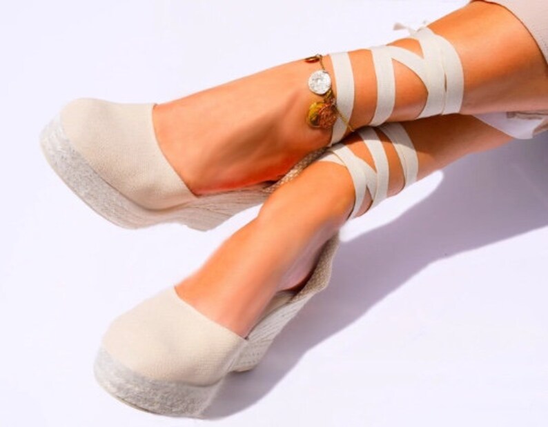 vegane-schuhe-sandalen-mit-keilabsatz-aus-baumwolle-und-jute