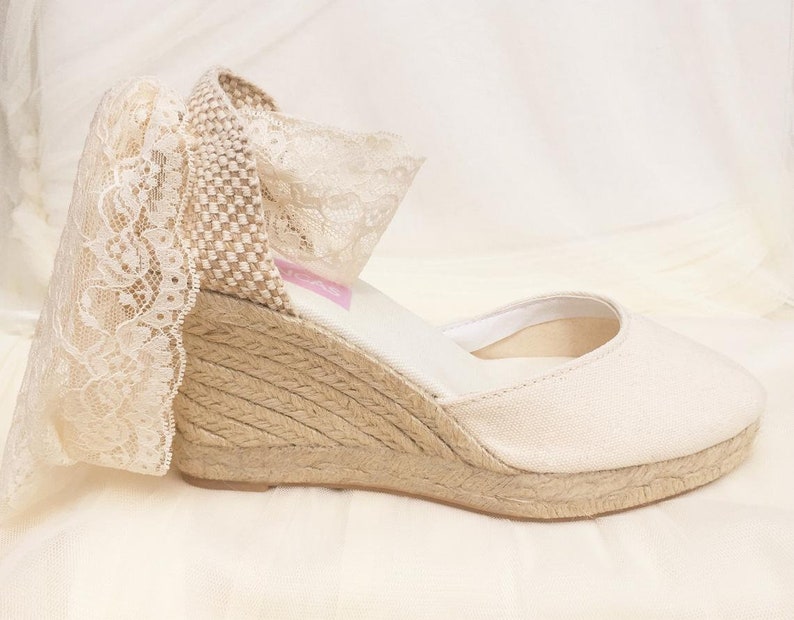 Coins de mariée, BEVERLY Lace Ivory Platform Wedge Lace Up, Espadrilles de mariée, chaussures de mariage confortables, chaussures de demoiselles dhonneur, sandales de mariée 8.5 CM / 3.45 INCHES