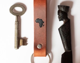 Brown leather keychain – Africa black embossing – gift for Africa fans & travelers – handmade in Germany