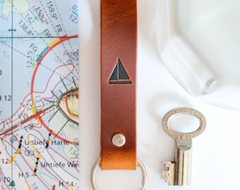 Leather keychain, vegetable-tanned – brown – sailboat motif – nautical gift – for sailors – handmade in Northern Germany