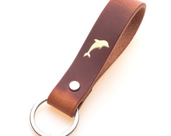 Dolphin Leather Keychain, Brown – Gold Embossed – Leather Keychain – Seaside Gift – Keyring Dolphin | ELBERCRAFT®
