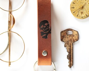 Leather keychain, vegetable-tanned – brown – skull motif – premium gift – handmade in Northern Germany | ELBERCRAFT®