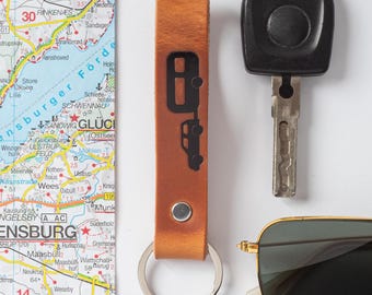 Brown leather keychain – caravan embossed in black – Leather Keychain – Gift for Campers – Caravan Keyring | ELBERCRAFT®