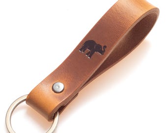 Brown leather keychain – elephant with black embossing – gift for animal lovers – vegetable tanned – handmade in Germany