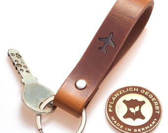 Leather keychain, vegetable-tanned – brown – airplane embossing – gift for travelers & pilots – handmade in Northern Germany