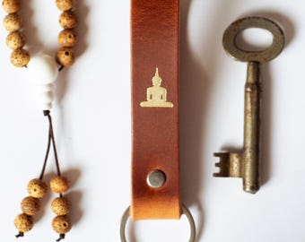 Brown leather keychain – Buddha with gold embossing – Premium gift for men & women – handmade in Northern Germany | ELBERCRAFT®