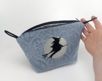 kleine Kulturtasche mit Silhouette Hexe auf dem Besen vor silbernem Mond, Frottee blau, kleine HexenTasche