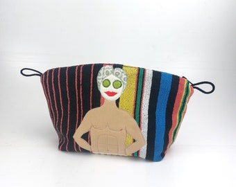 XL Kulturtasche "Herrentäschchen", Vintage-Frottee bunt-schwarz gestreift, Applikation Kerl mit Quarkmaske