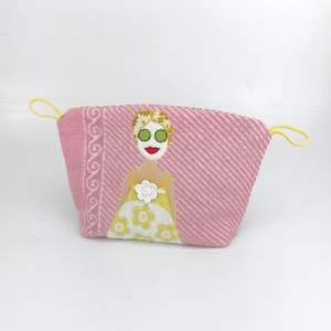 XL Kosmetiktasche Kulturtasche,  Vintage-Frottee, upcyled, rosa, Applikation Trulla mit Quarkmaske