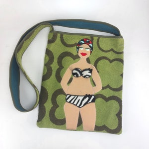 Frottee-Strandtasche, Umhängetasche crossover mit Zebra-Bikini-Trulla, Vintage-Frottee Upcycling, grün-khaki gemustert