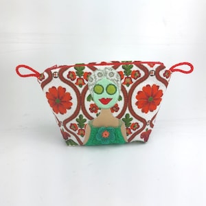 kleine Kosmetiktasche, Schminkbeutel, Vintage-Frottee upcycled, rot geblümt