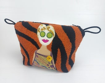 kleine Kosmetiktasche mit Trulla an Gesichtsmaske, Schminkbeutel, Frottee getigert, orange-schwarz