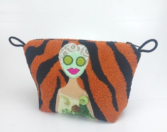 kleine Kosmetiktasche mit Trulla an Gesichtsmaske, Schminkbeutel, Frottee getigert, orange-schwarz