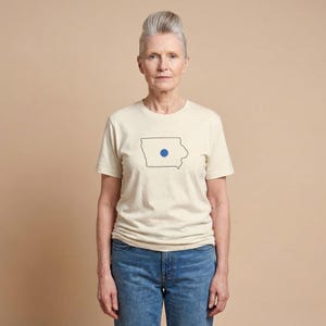 Puede incluir: Un letrero de madera rústica con el texto "Welcome to our home" en letras blancas. El letrero presenta un acabado envejecido y un diseño sencillo y acogedor, ideal para la decoración.