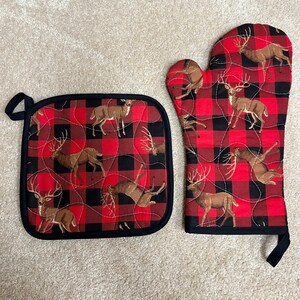 Puede incluir: Guantes para horno y posavasos acolchados rojos y negros con estampado de ciervos.