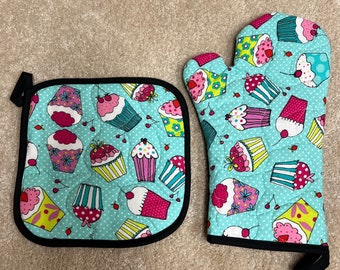 Cupcakes Insulated Quilted Oven Mitt and Pot Holder Kitchen Set