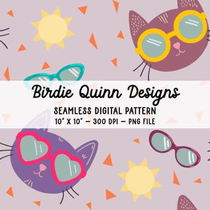 Op de afbeelding: Naadloos digitaal patroon met cartoonkatten met zonnebrillen, zonnen en oranje driehoeken op een lavendelkleurige achtergrond. De tekst "Birdie Quinn Designs" wordt weergegeven. Het patroon is 25,4 cm x 25,4 cm, 300 DPI PNG-bestand.