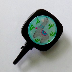 "Lama" retractable badge holder ideal for carrying employee cards, magnetic cards. Suitable for nurses, teachers, etc.