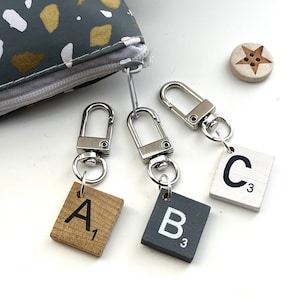 Taschenanhänger mit Buchstaben, Taschenanhänger mit Buchstaben, Anhänger aus Holz, Schlüsselanhänger aus Holz, Taschenanhänger mit Namen, Geschenkanhänger