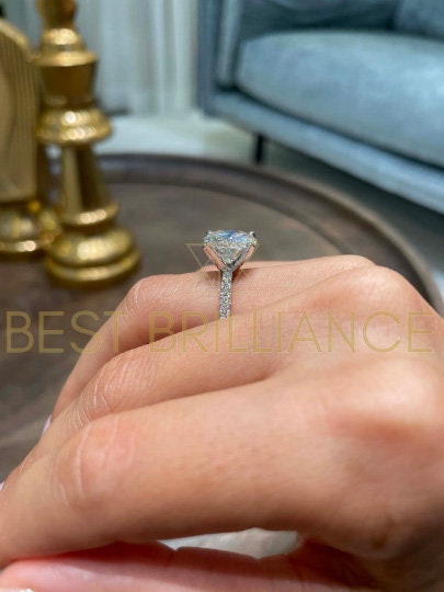Diamant Moissanite 5.5 Ct Rond Certificat GRA - D Couleur, Inscription Laser
