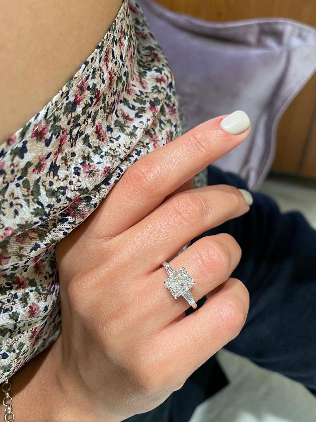 Anillo de compromiso de diamantes radiantes de 2 5 quilates