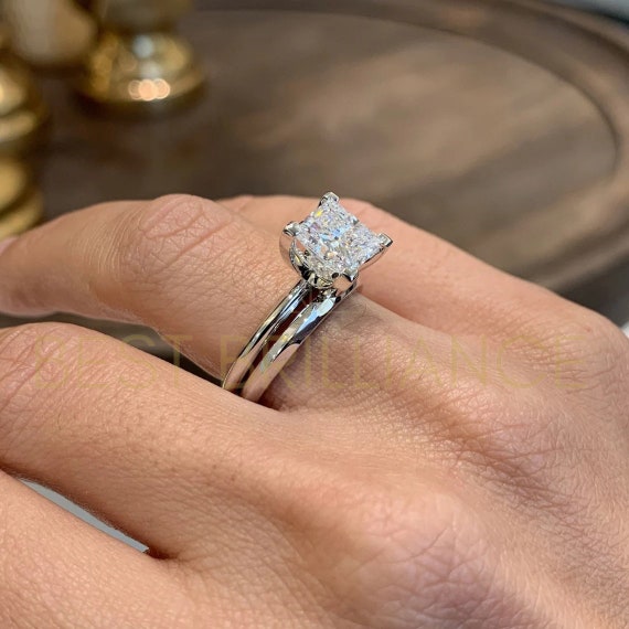 Elegant Oval Prong Setting Diamond Engagement Rings