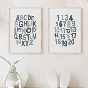 Juego de 2 piezas para sala de juegos azul, letrero del alfabeto, póster con números, arte de pared para niños, decoración de dormitorio de niño, arte de pared para educación en el hogar, material educativo imprimible P12G