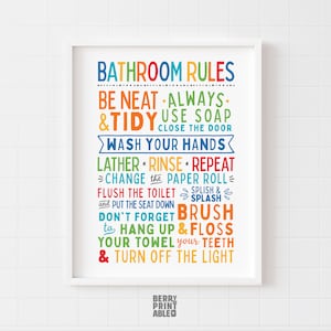Puede incluir: Un póster imprimible colorido con reglas de baño para niños. Las reglas incluyen: Ser ordenado, siempre ordenado, usar jabón, cerrar la puerta, lavarse las manos, enjabonar, enjuagar, repetir, cambiar el rollo de papel, tirar de la cadena, bajar el asiento, no olvides cepillarte los dientes y usar hilo dental, y apagar la luz.