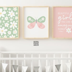 Afdrukbare muurkunst saliegroen kinderkamerdecoratie, bloemendecor voor babykamer, poster madeliefjes, kinderspeelkamer, vlinder, pastelkamer meisjes, P70R