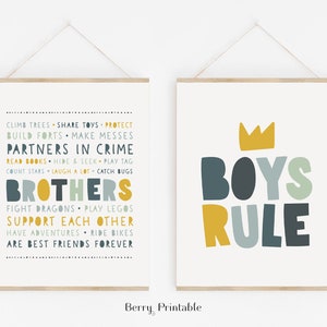 Könnte beinhalten: Zwei druckbare Poster mit weißem Hintergrund und buntem Text. Das erste Poster sagt "Bäume klettern, Spielzeug teilen, schützen, Festungen bauen, Unordnung machen, Komplizen im Verbrechen, Bücher lesen, Versteckspiel spielen, Fangen spielen, Sterne zählen, viel lachen, Käfer fangen, Brüder, Drachen bekämpfen, mit Legos spielen, einander unterstützen, Abenteuer erleben, Fahrrad fahren, für immer beste Freunde sein". Das zweite Poster sagt "Jungs regieren" mit einer Krone über dem Text.