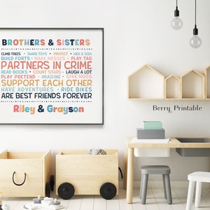 Pu&ograve; includere: Una stampa d'arte da parete stampabile colorata con il testo "Brothers & Sisters" e un elenco di attivit&agrave; che i fratelli possono fare insieme. I nomi "Riley & Grayson" sono in fondo alla stampa.