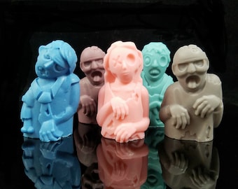12 Zombie soaps. Mix of 3 women & 9 men. Halloween party favor. Walking dead fan gifts. Detergent, Paraben and Phthalates free
