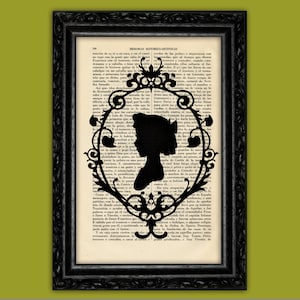 Puede incluir: Una silueta negra de un perfil de mujer en un marco decorativo, sobre una página de libro vintage con texto en español. El marco es ornamentado con detalles florales y una forma de corazón.