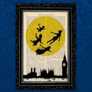 Puede incluir: Una silueta en blanco y negro de Peter Pan y los Niños Perdidos volando sobre un sol amarillo, con el horizonte de Londres en el fondo. La imagen está impresa en una página de libro vintage.