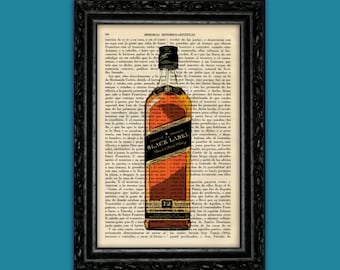 Könnte beinhalten: Eine Vintage-Illustration einer Flasche Johnnie Walker Black Label Scotch Whisky auf einer Textseite. Die Flasche ist braun mit einem goldenen Etikett, auf dem "Johnnie Walker Black Label Blended Scotch Whisky 12 Years Old" steht. Der Text auf der Seite ist in Spanisch.