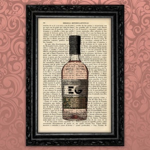 Könnte beinhalten: Eine Vintage-Illustration einer rosafarbenen Gin-Flasche mit einem schwarzen Etikett, auf dem "EG Gin" steht, auf einer Buchseite mit spanischem Text. Die Flasche ist von Text umgeben, aber der Text ist nicht lesbar.