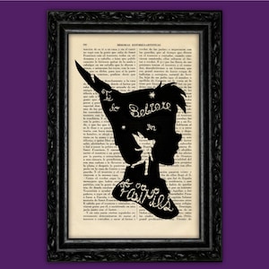 Puede incluir: Silueta en blanco y negro de Peter Pan y Campanilla en una página de libro antiguo con el texto "Yo sí creo en las hadas".