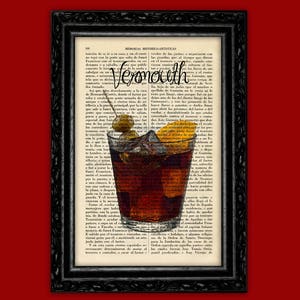 Può includere: Una pagina di libro vintage con un bicchiere di vermouth, olive e una fetta d'arancia. Il testo sulla pagina dice "Vermouth".