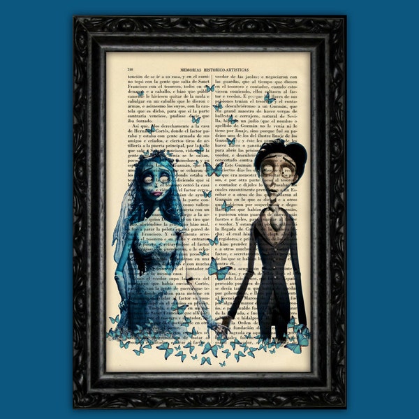 Könnte beinhalten: Eine digitale Illustration eines Paares aus dem Film 'Die Braut des Corpse' auf einem Hintergrund aus einer alten Buchseite. Die Braut trägt ein weißes Hochzeitskleid mit blauen Akzenten und der Bräutigam trägt einen schwarzen Anzug mit einem blauen Herzen. Blaue Schmetterlinge sind um das Paar herum verstreut.