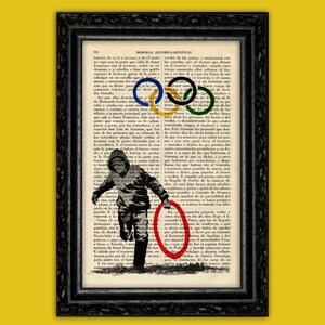 Könnte beinhalten: Eine Schwarzweißillustration einer Person, die mit einem roten Ring in der Hand rennt. Die olympischen Ringe sind über den Text im Hintergrund gelegt.