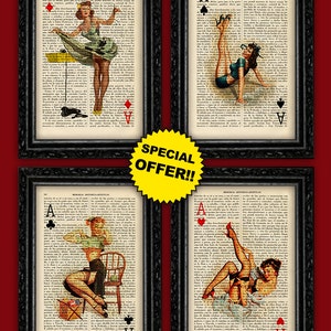 Peut inclure: Quatre illustrations vintage de pin-up girls dans différentes poses, chacune avec un as de carte à jouer dans le coin. L'arrière-plan est une page de livre noir et blanc avec du texte. Les images sont encadrées en noir.