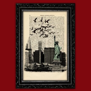 May include: A black and white illustration of the Statue of Liberty standing in front of a cityscape with a flock of birds flying overhead. The image is printed on a vintage book page with text in Spanish.