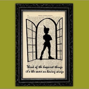 Puede incluir: Una silueta en blanco y negro de Peter Pan volando a través de una ventana en un libro antiguo. El texto debajo de la imagen dice "Piensa en las cosas más felices es lo mismo que tener alas."