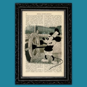 Könnte beinhalten: Eine Schwarzweißillustration von Mickey Mouse, der ein Schiffsrad steuert. Das Bild ist auf einer alten Buchseite mit spanischem Text gedruckt.