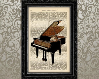 Puede incluir: Una ilustración de un piano de cola negro y dorado impresa en una página de libro vintage. El piano está centrado en la página con texto que lo rodea. El texto está en español.