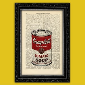 Può includere: Una stampa in stile vintage di una lattina di zuppa di pomodoro Campbell's rossa e bianca, sovrapposta a una pagina di un libro con testo nero. Il testo dice "Campbells Condensed Tomato Soup".