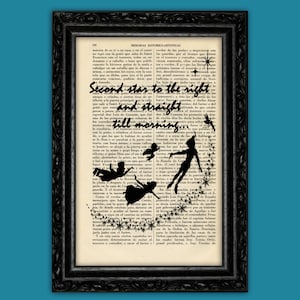 Puede incluir: Impresión en blanco y negro de Peter Pan y Campanilla volando sobre una página de libro vintage con el texto "Second star to the right and straight on till morning."