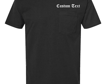 Individuell gesticktes Taschen-T-Shirt | Personalisierter Text, Unisex Baumwolle